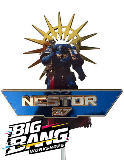 Topper personalizado 'Nestor 37' con personaje decorativo - Big Bang Workshops