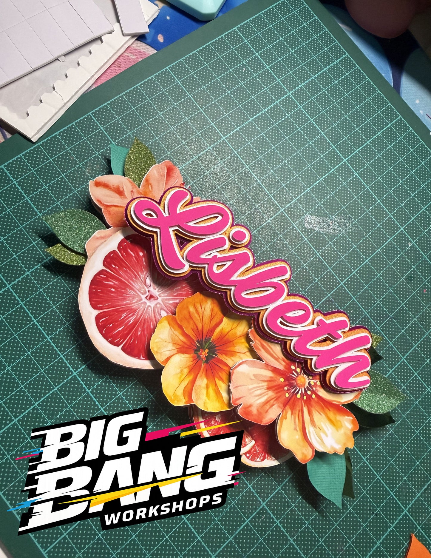 Topper personalizado tarjeta 'Lilibeth' con elementos florales - Big Bang Workshops