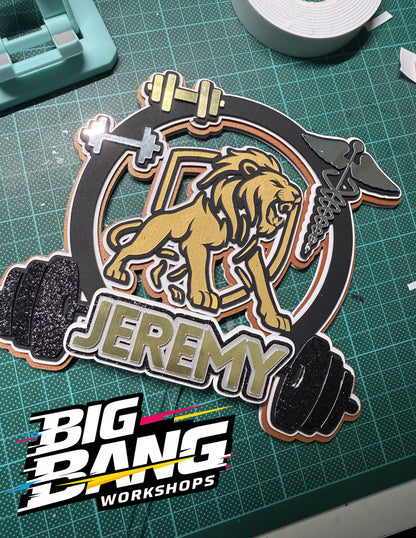 Topper personalizado Gym Rats con león y mancuernas - Jeremy - Big Bang Workshops